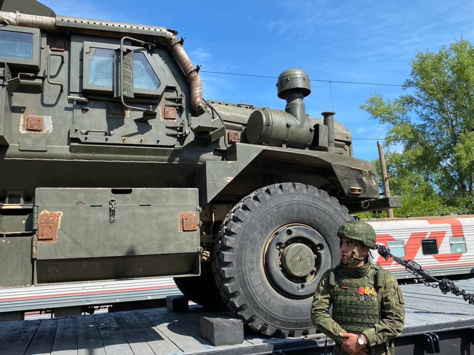 Өфөгә хәрби трофей техникаһы килтерелде