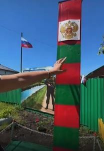 Ҡапҡаһы янына сик буйы бағанаһы ултыртҡан