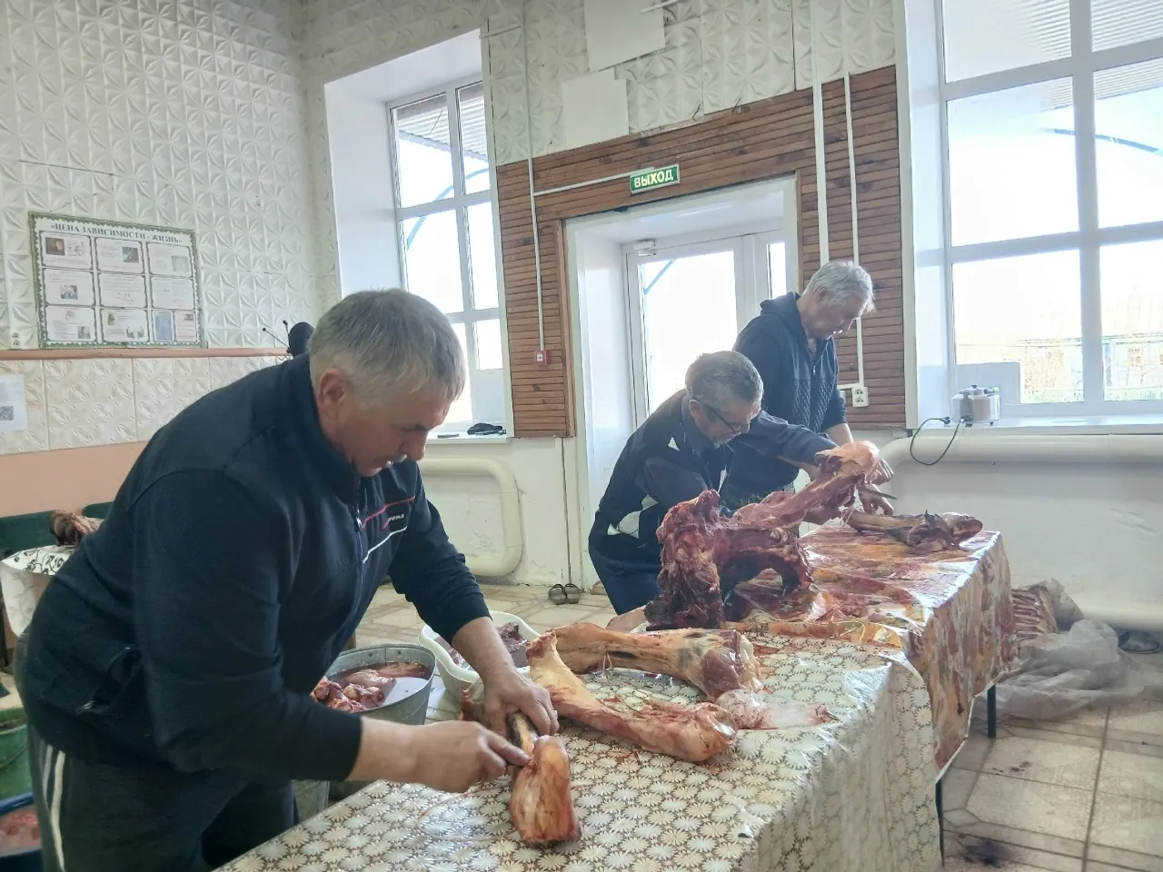 Яугирҙәргә - 200 банка быҡтырылған ит