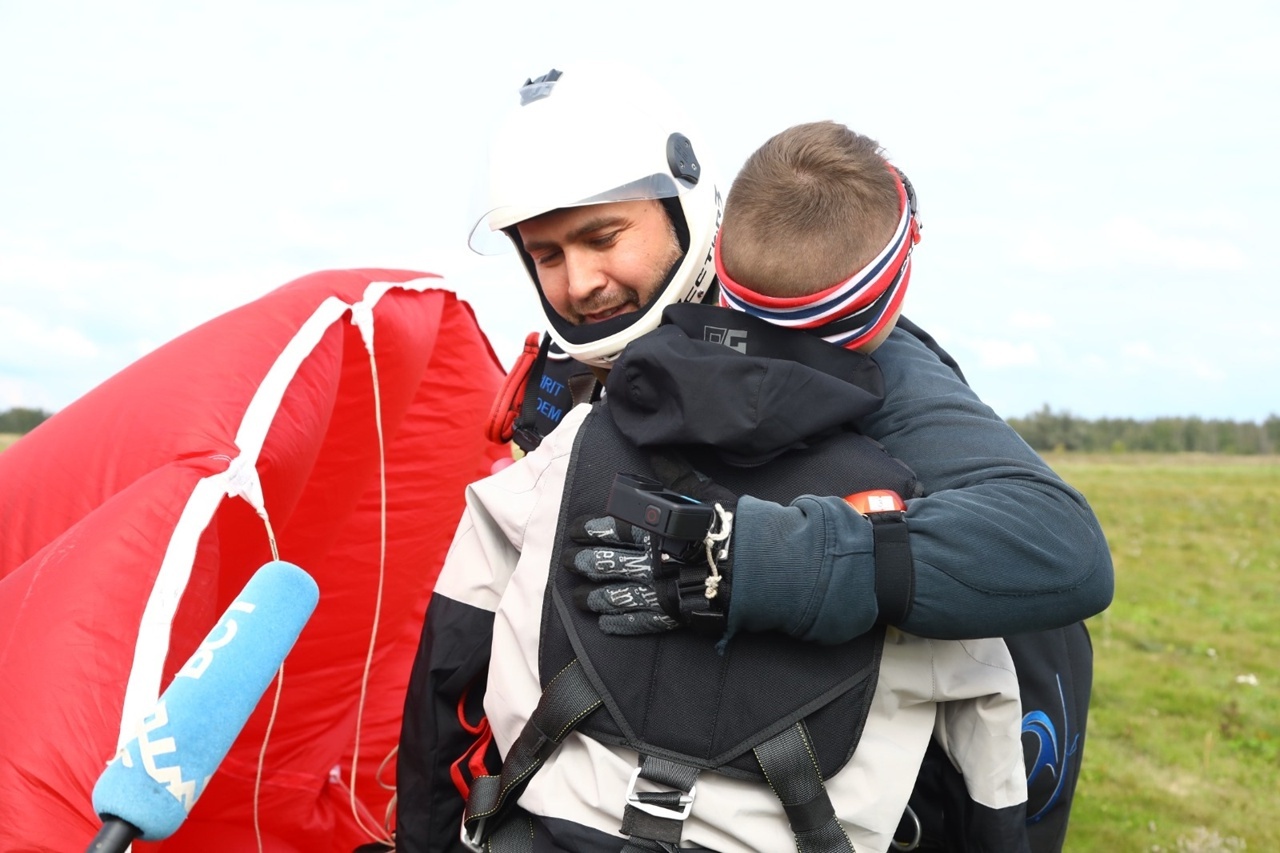 Малайҙар парашют менән һикерҙе