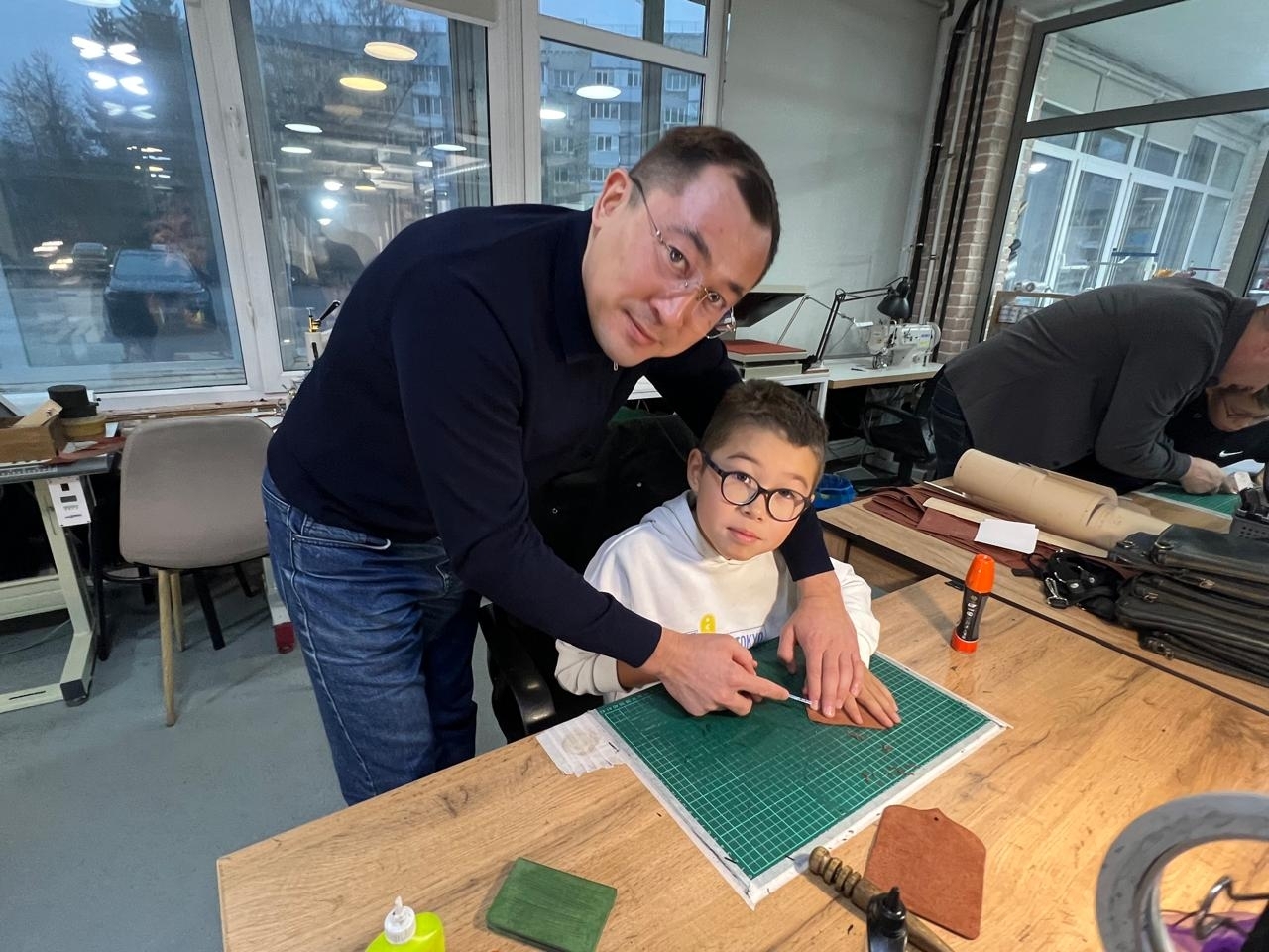 Атайҙар менән улдар әсәйҙәргә бүләк әҙерләне