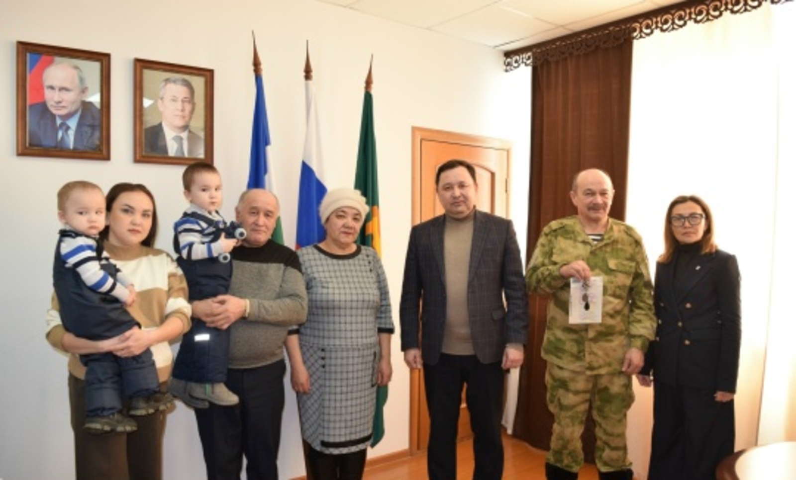 Һәләк булған яугирҙең ғаиләһе МХО-ға автомобиль тапшырҙы