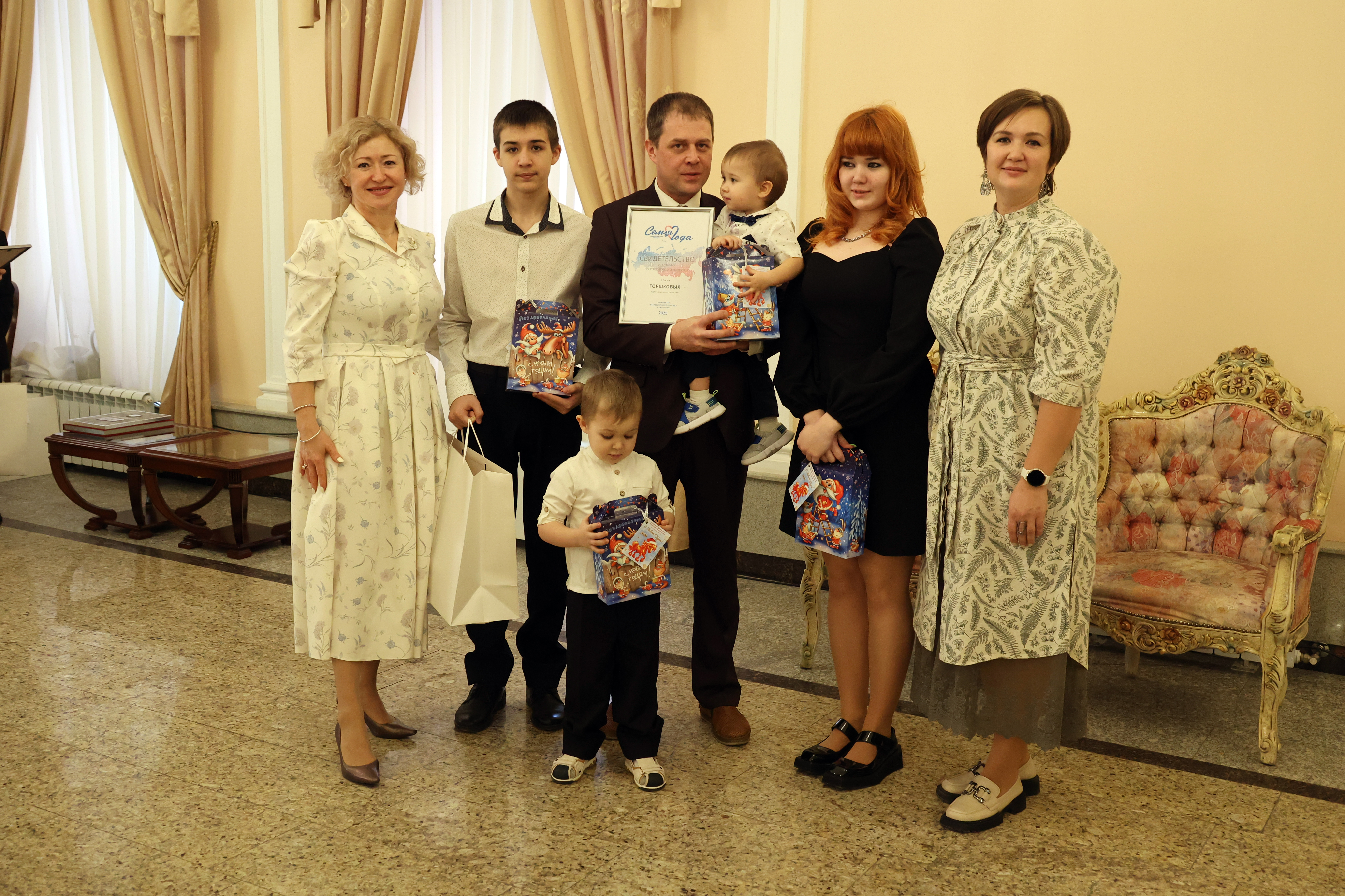 Күп балалы күркәм ғаиләләр тәбрикләнде