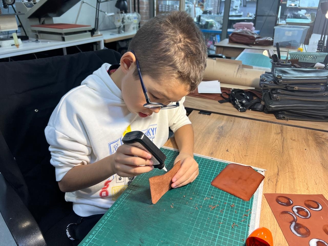 Атайҙар менән улдар әсәйҙәргә бүләк әҙерләне