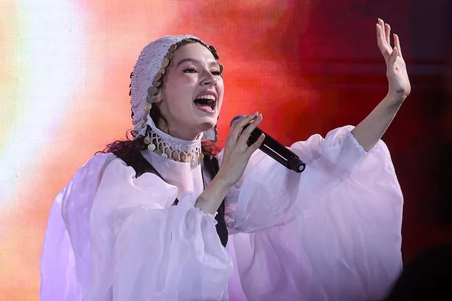 "Һомай" йырын башҡарыусы ҡыҙ кейәүгә сыға
