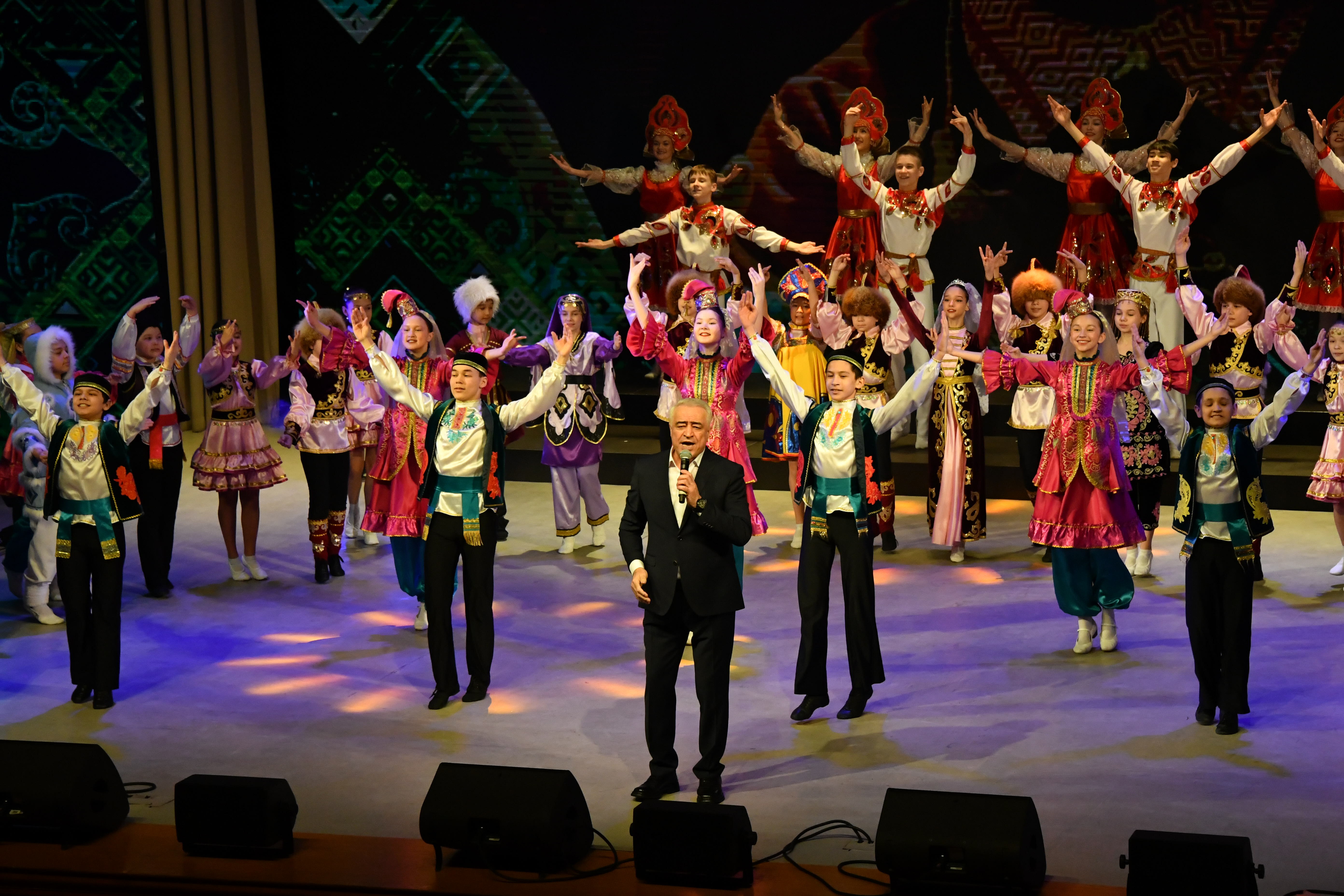 Иң әүҙем, уңған ҡатын-ҡыҙҙарҙы бүләкләнеләр