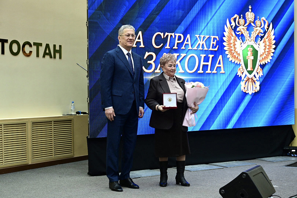 Радий Хәбиров прокуратура хеҙмәткәрҙәрен һөнәри байрамдары менән ҡотланы