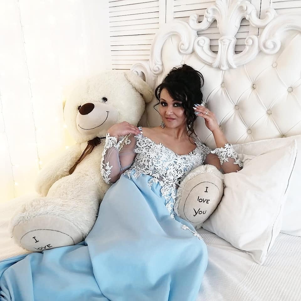 Йырсы Альбина Килдейәрованың сәхнә костюмдарын кем теккәнен беләһегеҙме?