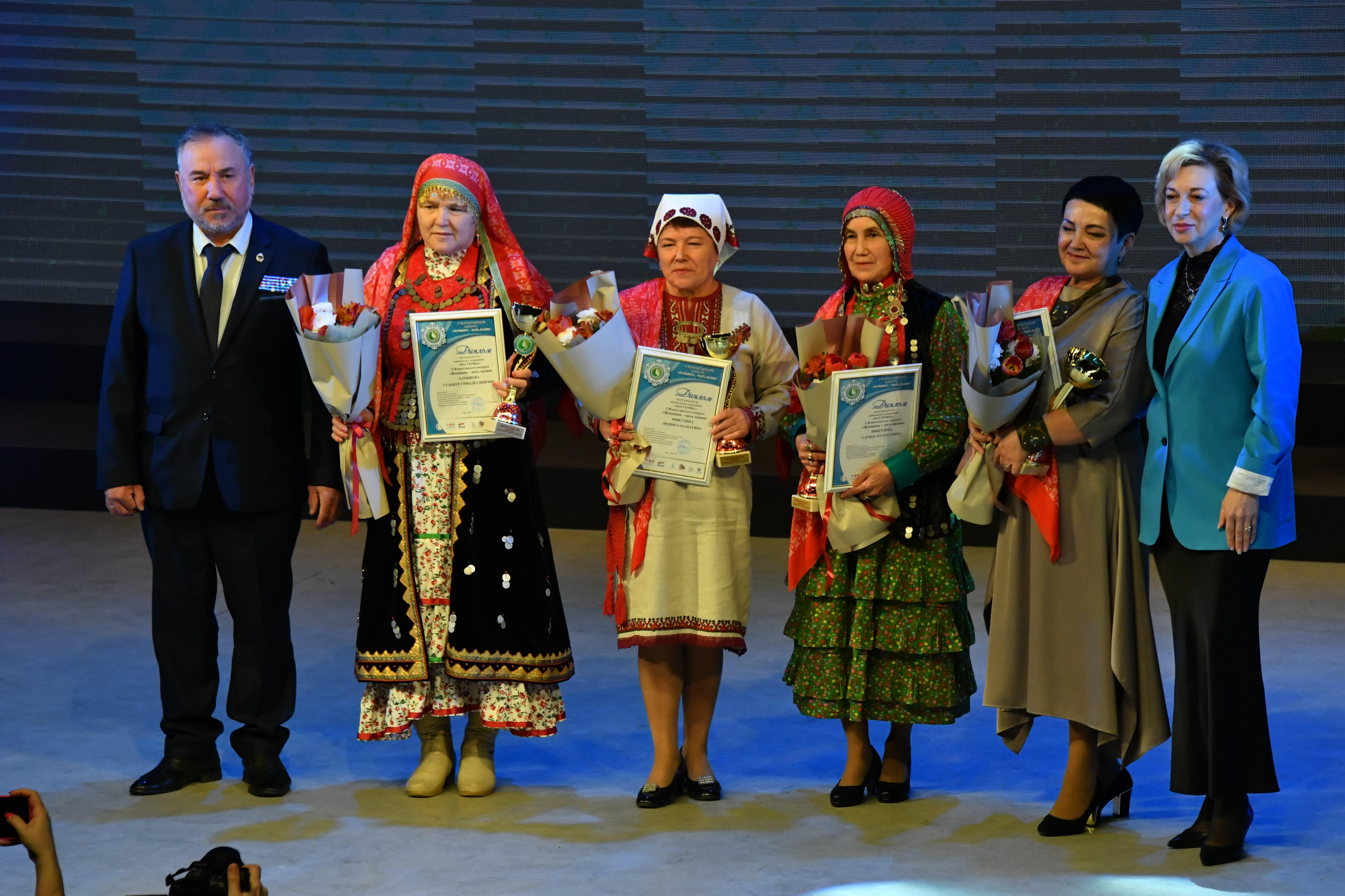 Иң әүҙем, уңған ҡатын-ҡыҙҙарҙы бүләкләнеләр