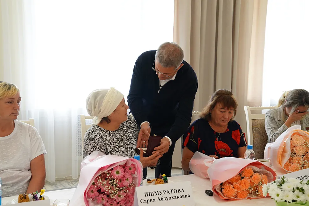 Радий Хәбиров һәләк булғандарҙың ғаиләләренә Генерал Шайморатов орденын тапшырҙы