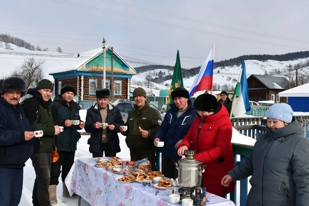 Ауыл батырҙары машина ла һөйрәне, бүрәнә лә күтәрҙе