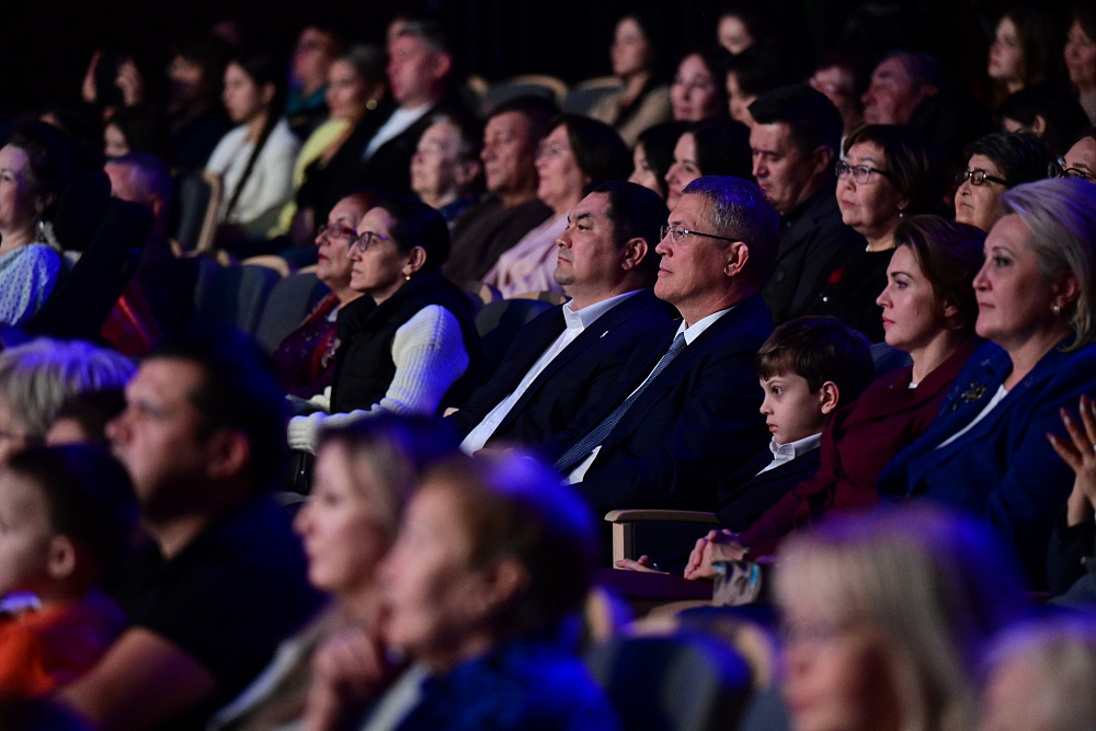 "Ҡурай көнө"ндә Радий Хәбиров Дәүләт ҡурайсылар ансамбленең концертында булды