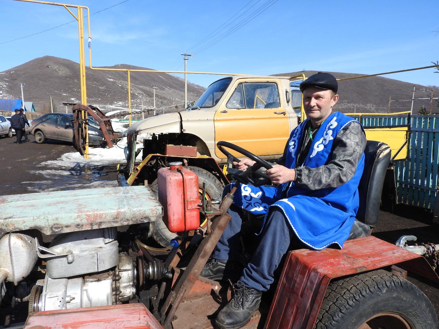 Илгиз Ҡырғыҙбаев мини-трактор яһаған.