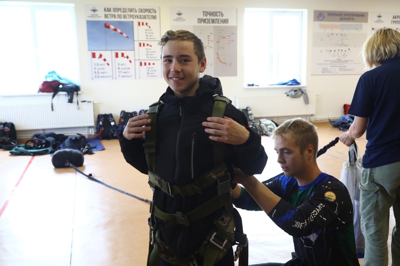 Малайҙар парашют менән һикерҙе