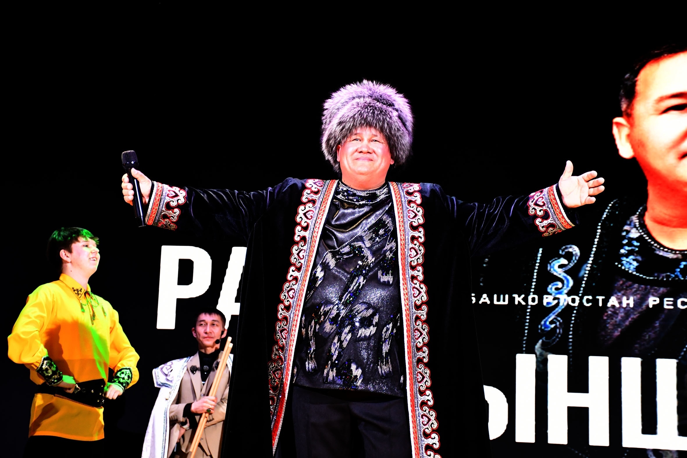 Раян Алтыншинға кем тай бүләк итте?