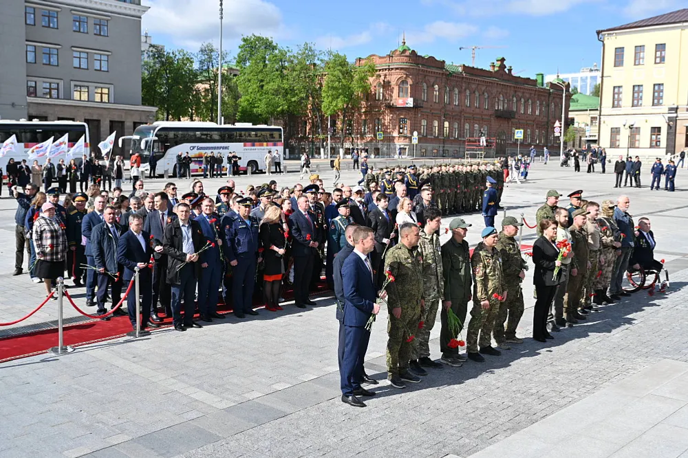 Радий Хәбиров Миңлеғәле Шайморатов һәйкәленә сәскә һалды