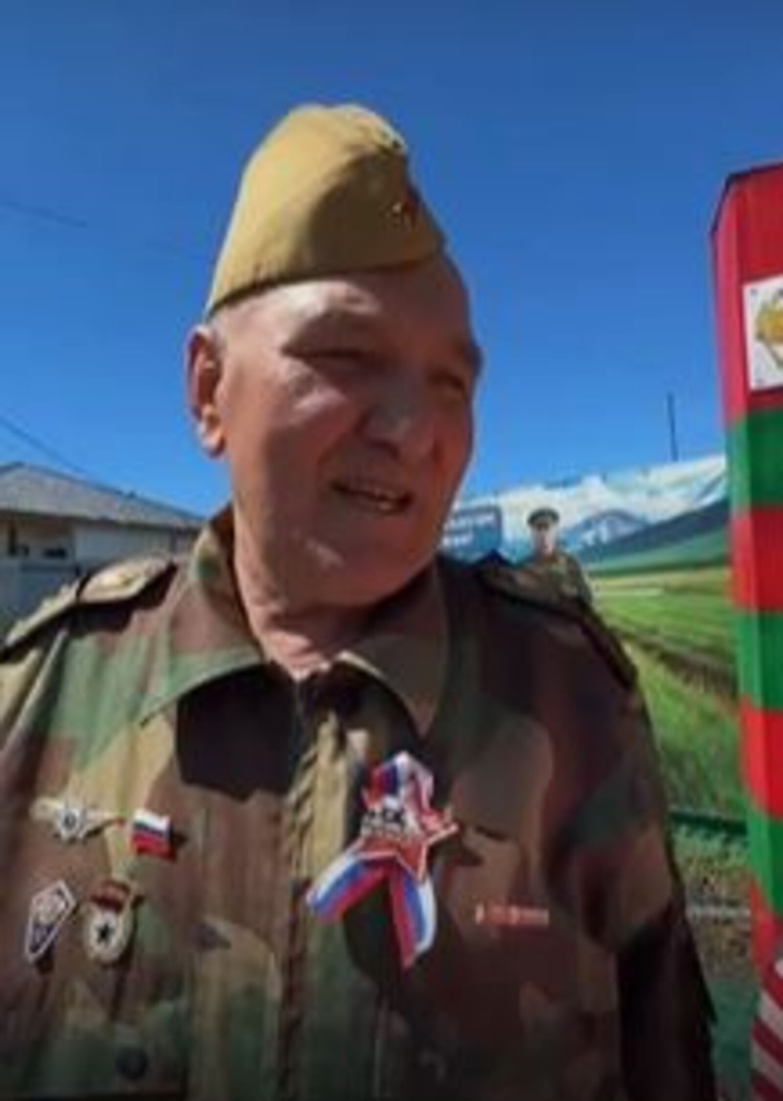 Ҡапҡаһы янына сик буйы бағанаһы ултыртҡан