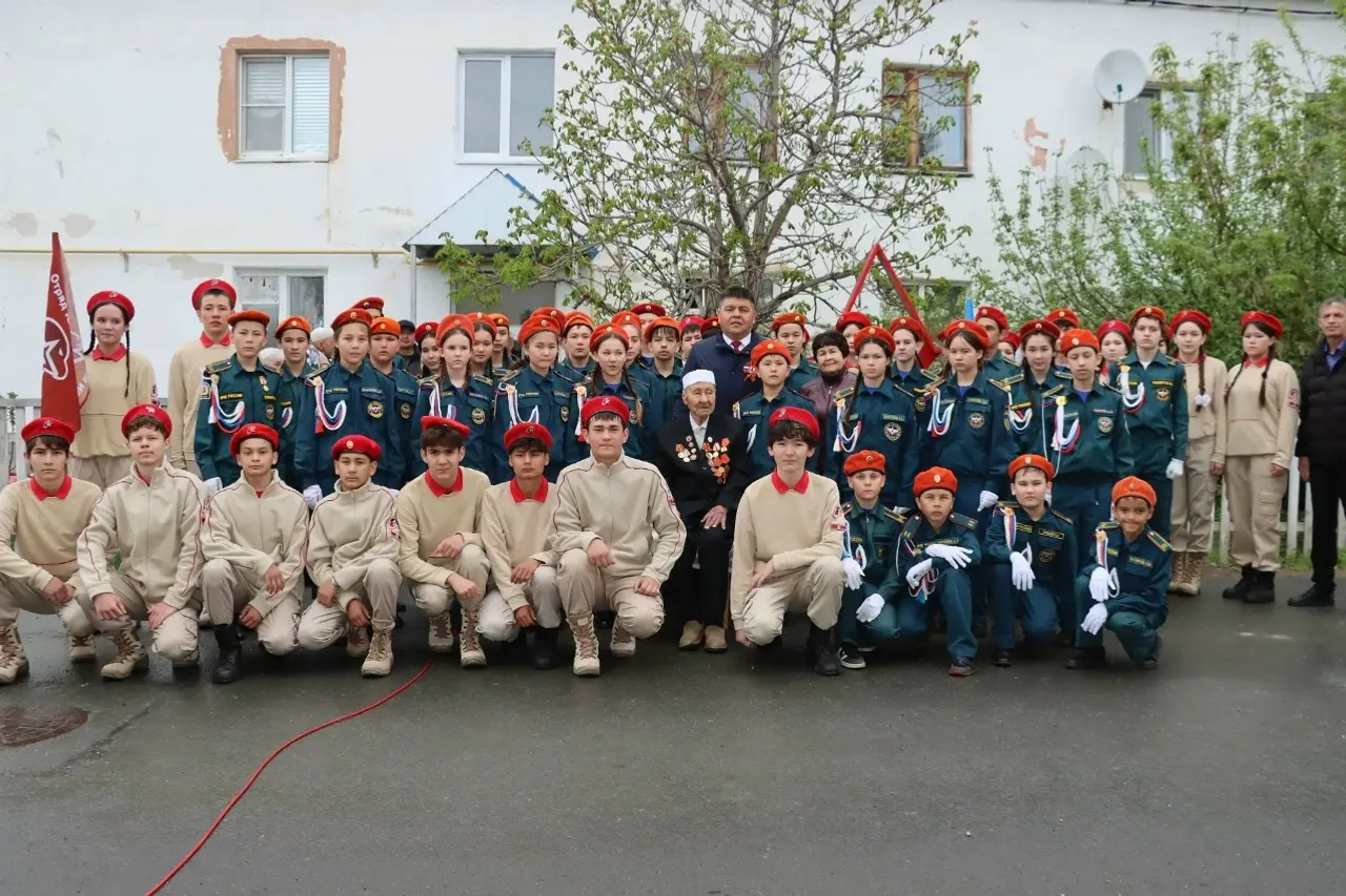 102 йәшлек Бөйөк Ватан һуғышы ветераны байрам парадын йорто алдында ҡараны