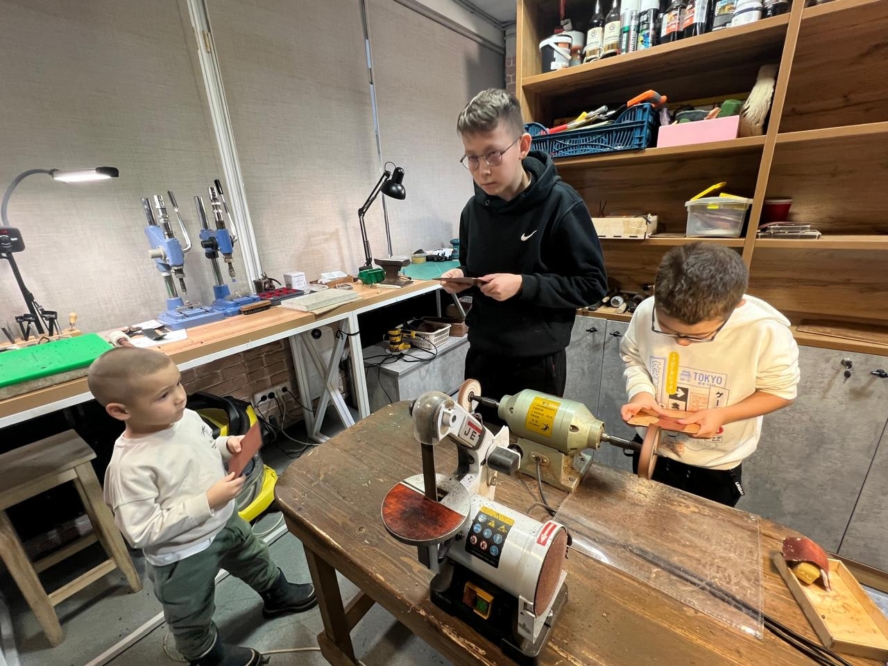 Атайҙар менән улдар әсәйҙәргә бүләк әҙерләне