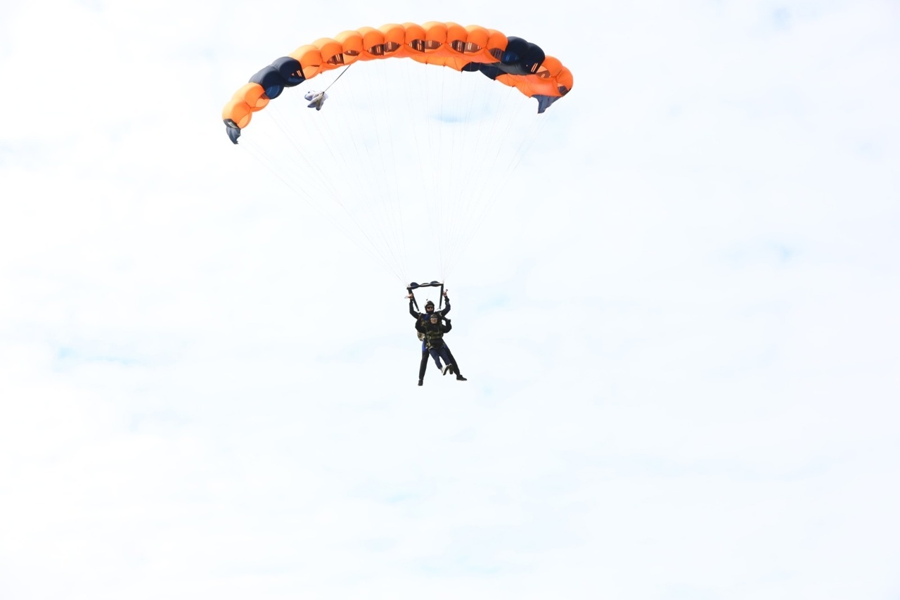 Малайҙар парашют менән һикерҙе