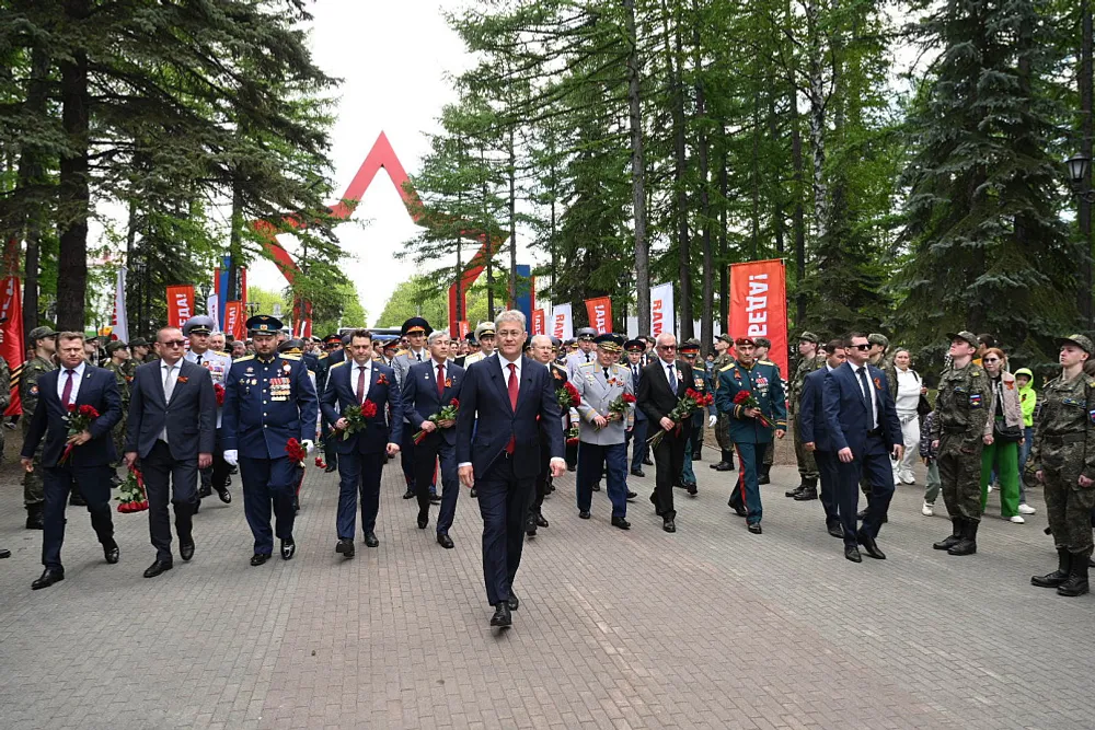 Радий Хәбиров Еңеү паркында Мәңгелек утҡа венок һалды