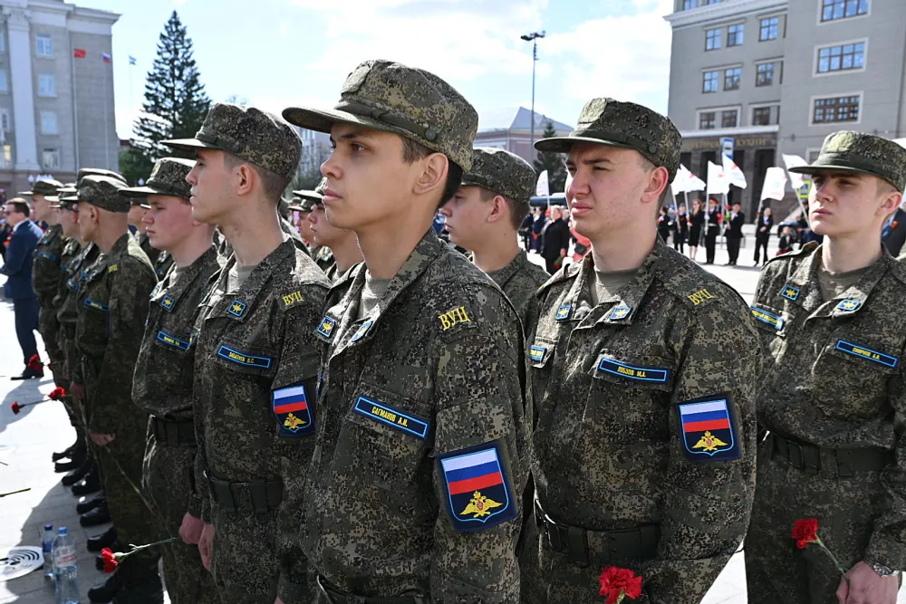 Радий Хәбиров Миңлеғәле Шайморатов һәйкәленә сәскә һалды