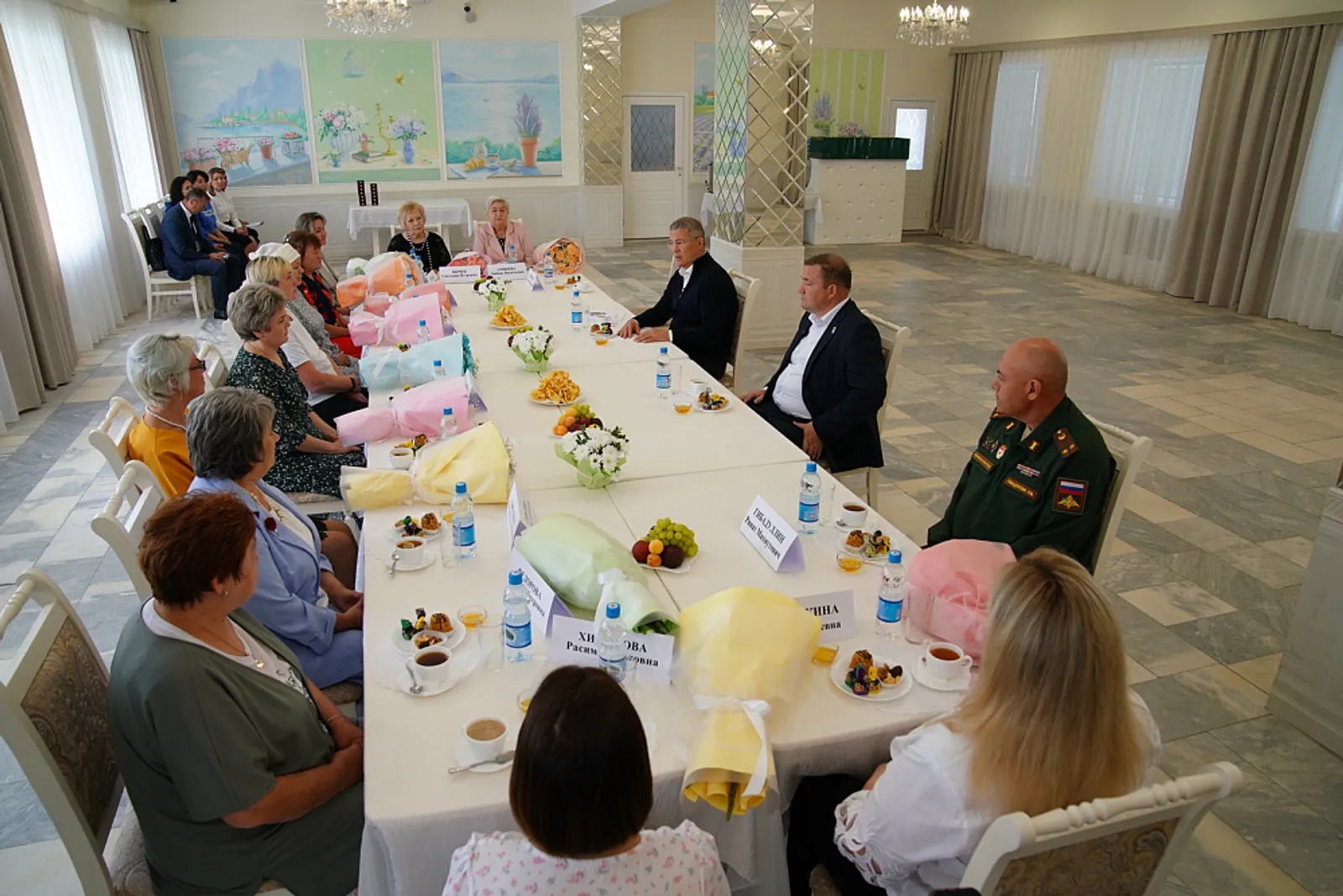 Радий Хәбиров һәләк булғандарҙың ғаиләләренә Генерал Шайморатов орденын тапшырҙы