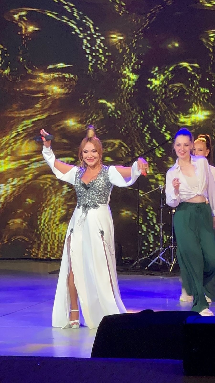 Йырсы Альбина Килдейәрованың сәхнә костюмдарын кем теккәнен беләһегеҙме?