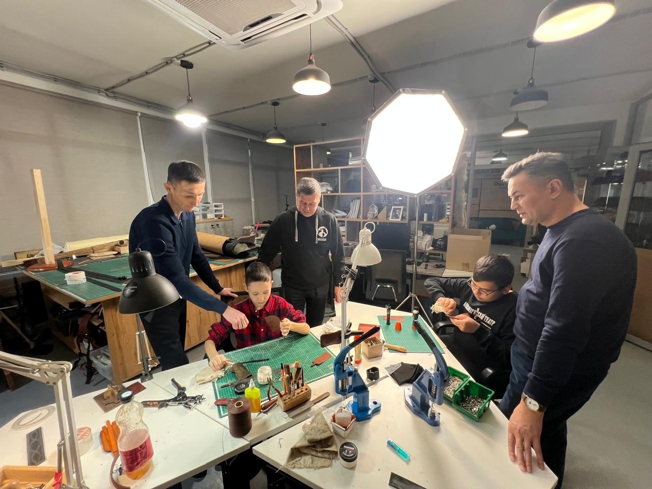 Атайҙар менән улдар әсәйҙәргә бүләк әҙерләне