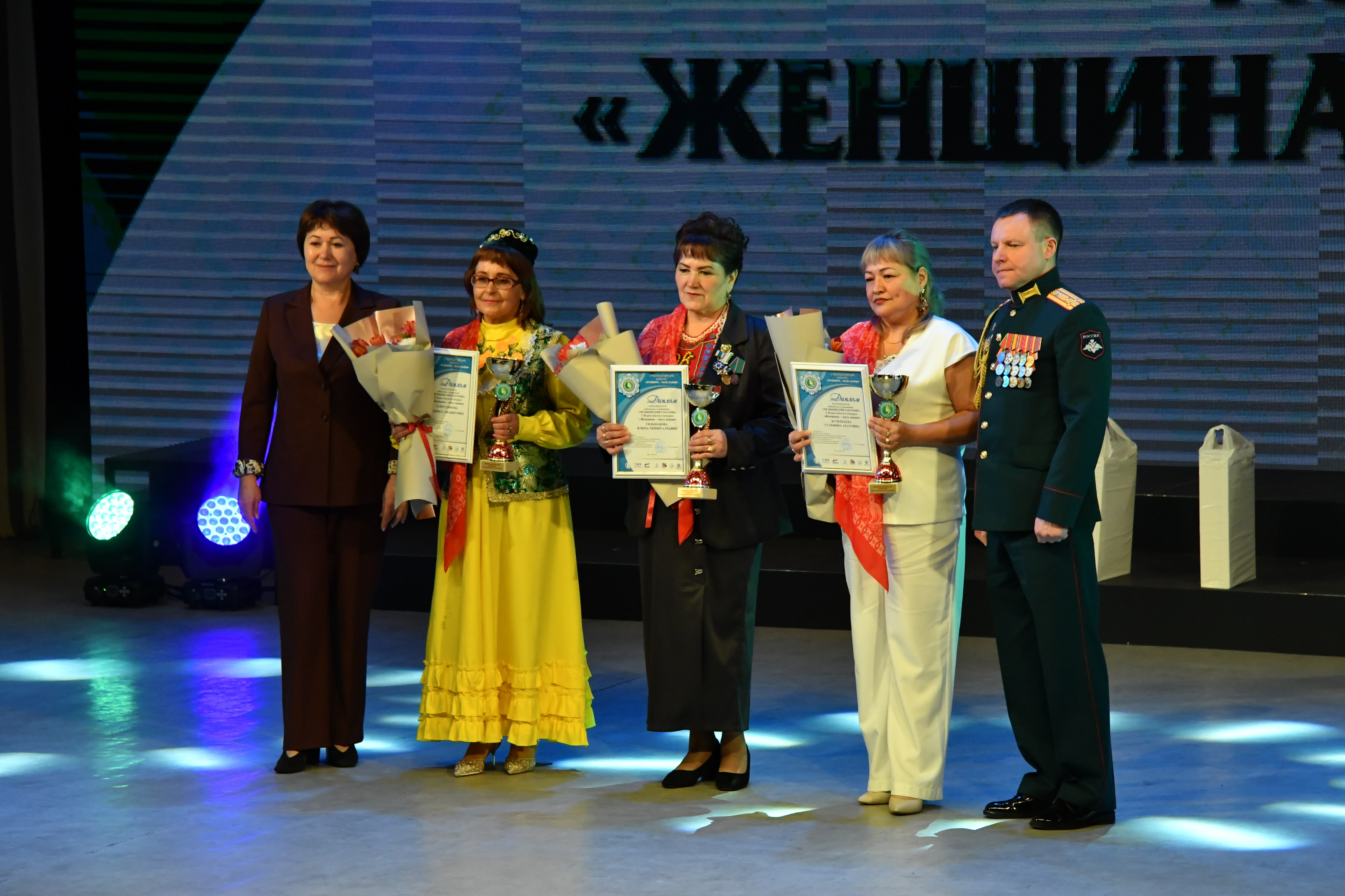 Иң әүҙем, уңған ҡатын-ҡыҙҙарҙы бүләкләнеләр