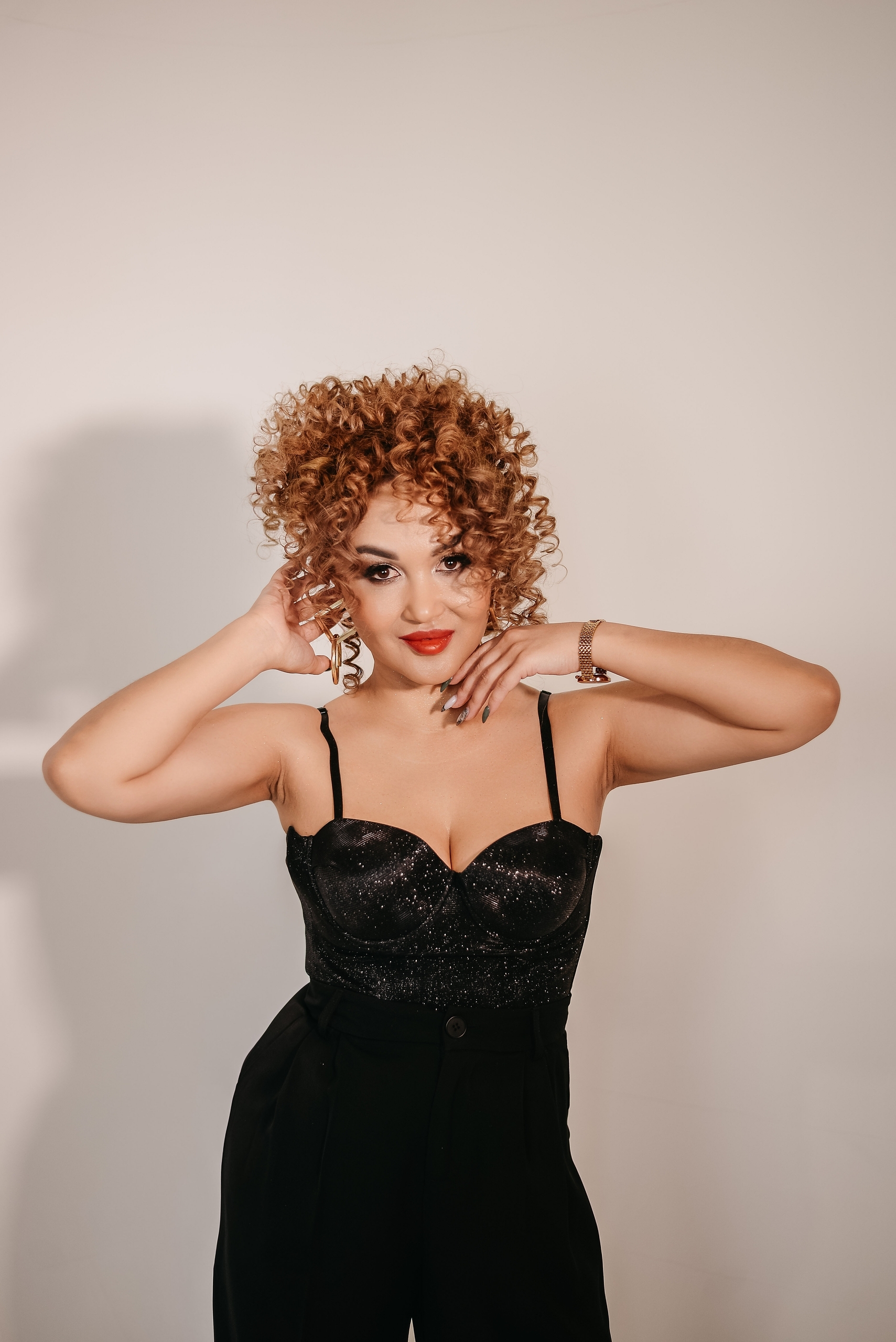 Йырсы Альбина Килдейәрованың сәхнә костюмдарын кем теккәнен беләһегеҙме?