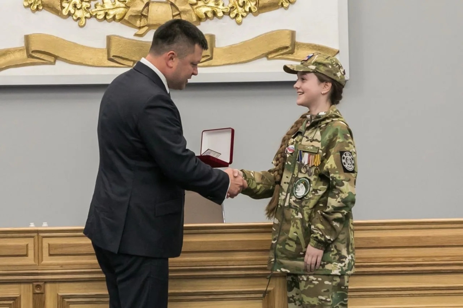 12 йәшлек ҡыҙ МХО яугирҙәренә ярҙам итә