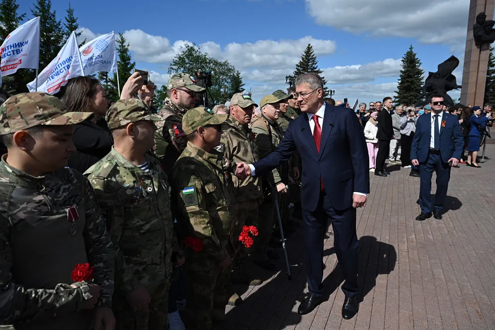 Радий Хәбиров Еңеү паркында Мәңгелек утҡа венок һалды