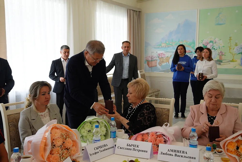 Радий Хәбиров һәләк булғандарҙың ғаиләләренә Генерал Шайморатов орденын тапшырҙы