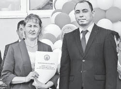Министр урынбаҫары Лилиә Вәлитованы тәбрикләй.