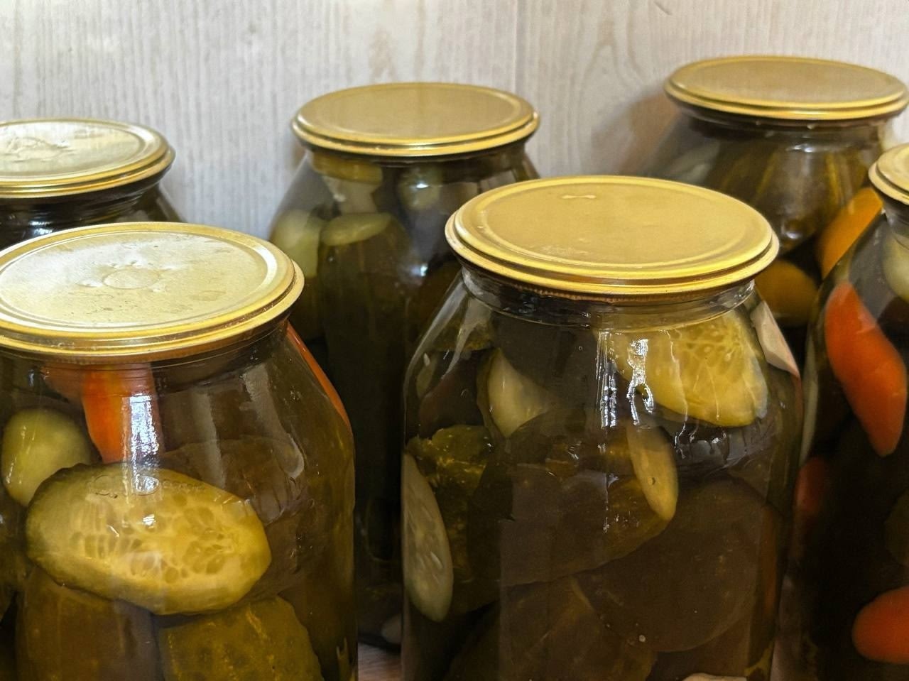 "Ҡыяр-мыяр, салат-малат ябып ятаһығыҙмы?"