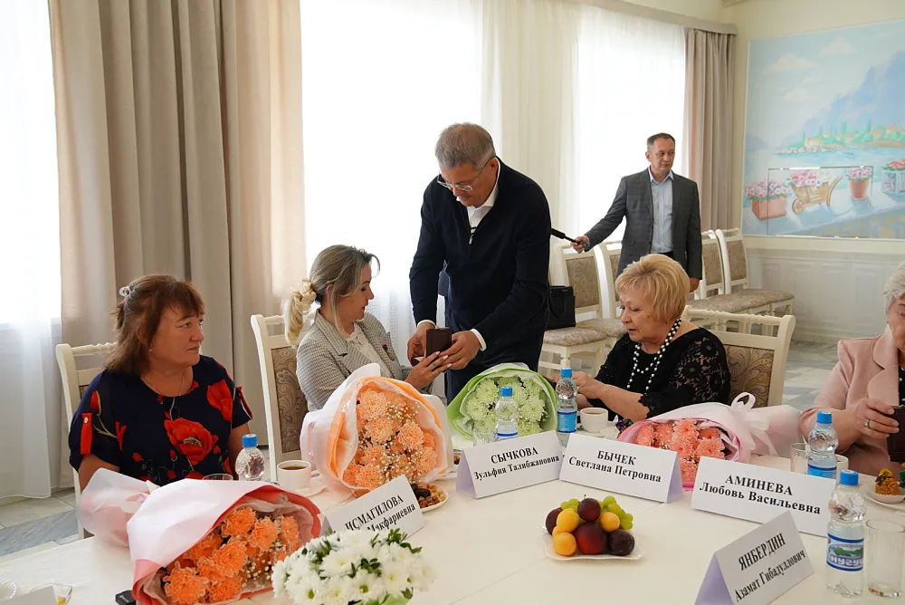Радий Хәбиров һәләк булғандарҙың ғаиләләренә Генерал Шайморатов орденын тапшырҙы