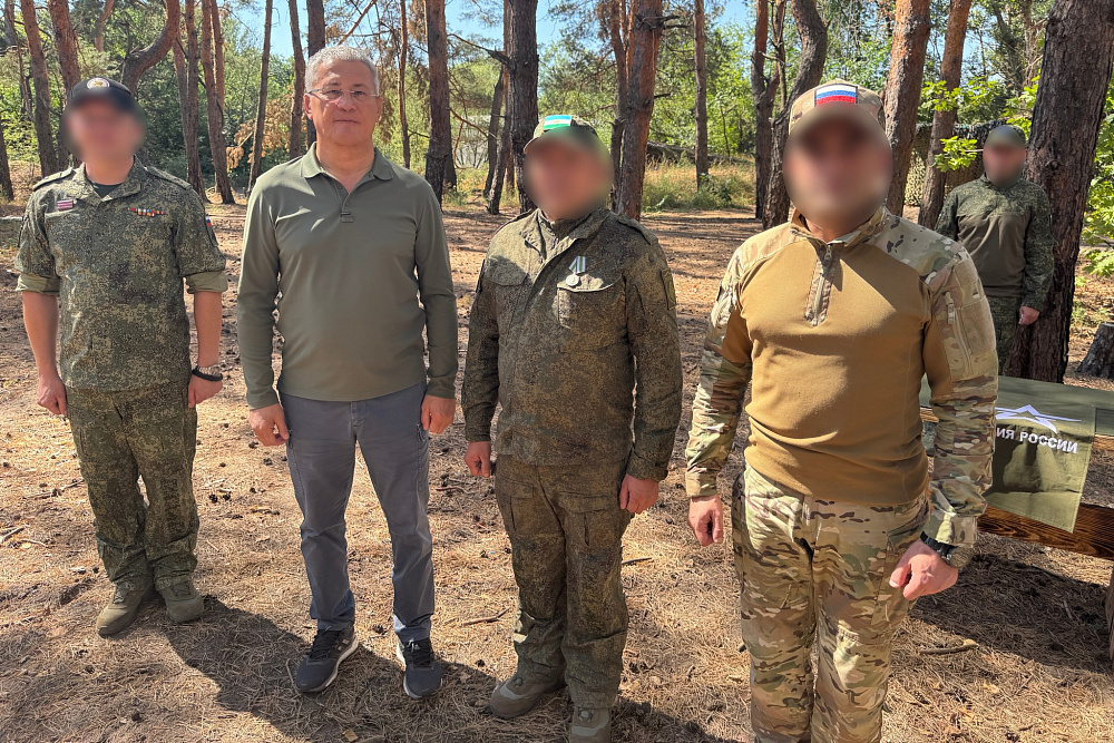 Радий Хәбиров Донбасста «Башҡортостан» полкы яугирҙәре менән осрашты