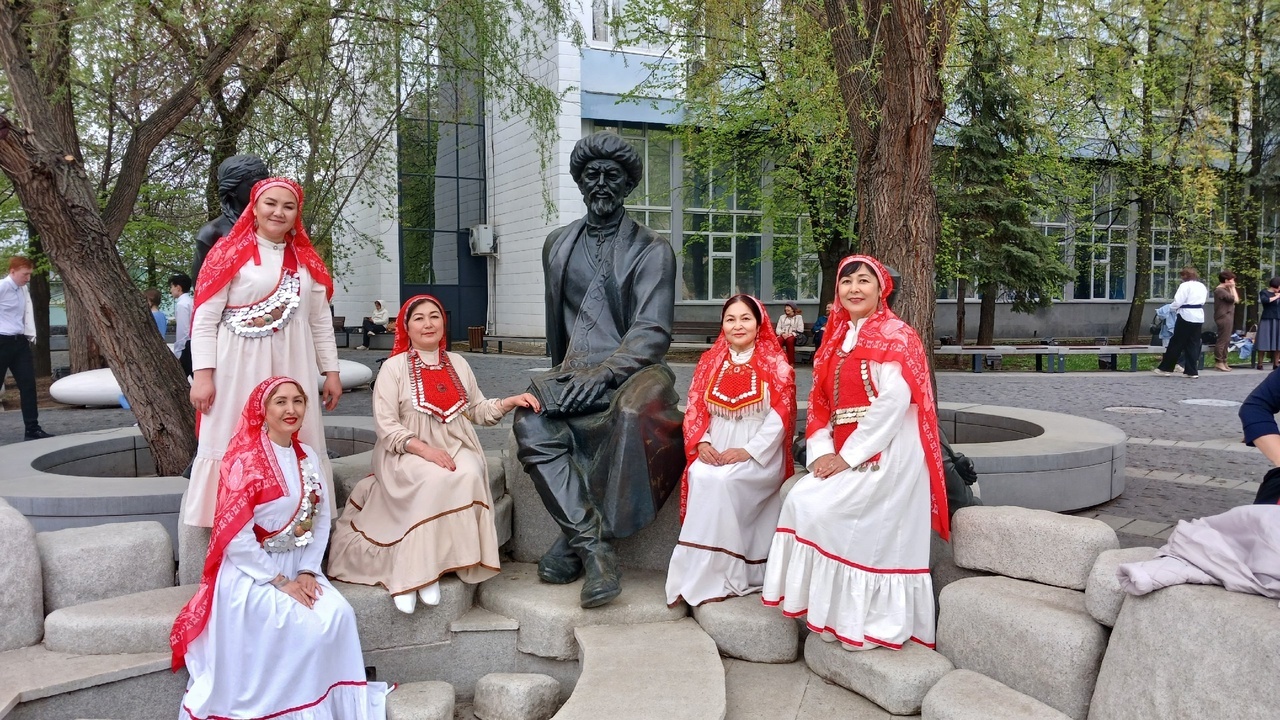 Диктант яҙырға кескәй Мәликә лә килде