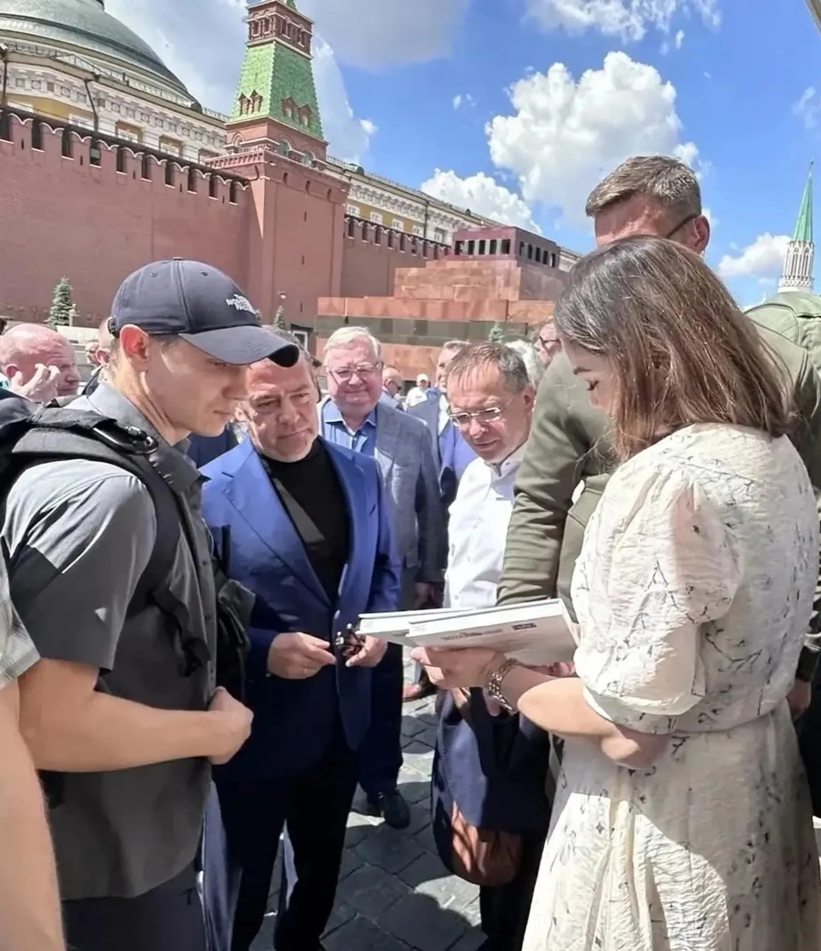 "Китап"тар Мәскәүҙә Дмитрий Медведевҡа иҫтәлеккә баҫма тапшырған