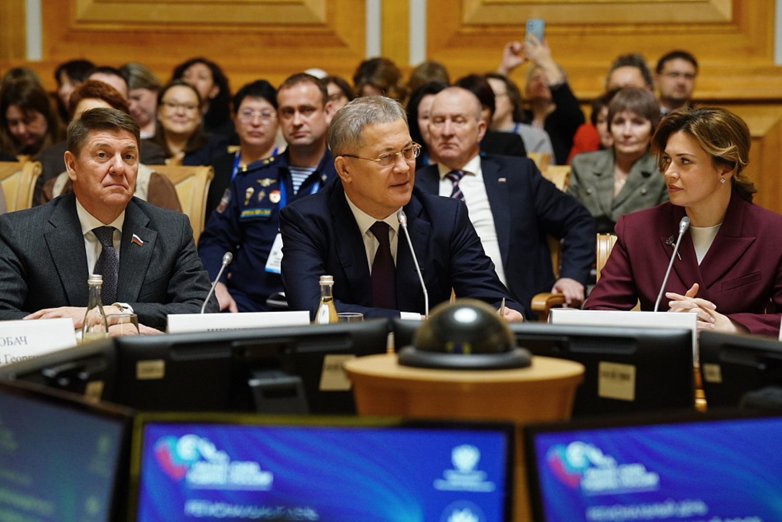 Радий Хәбиров форумда ҡатнашыусылар менән осрашты