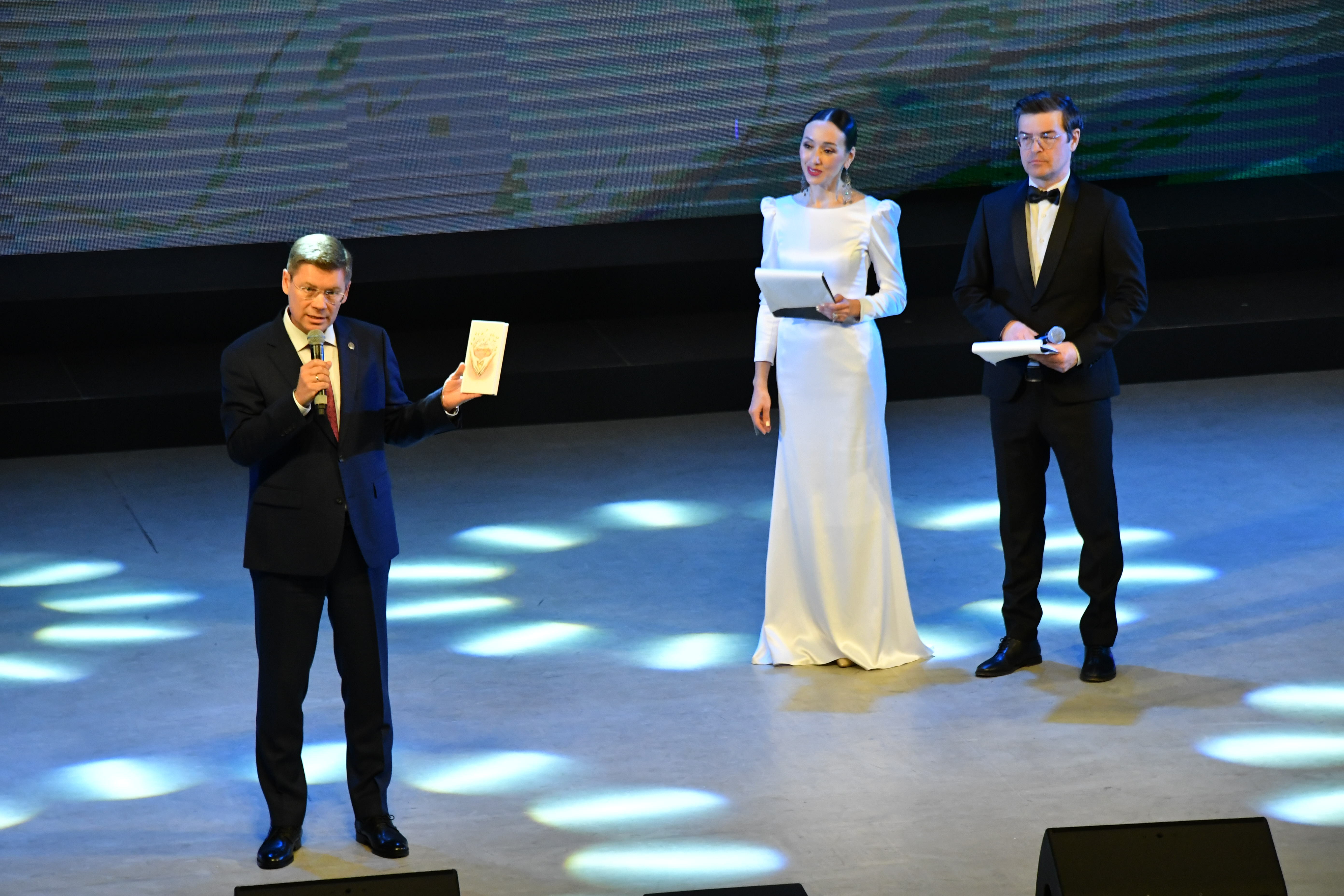 Иң әүҙем, уңған ҡатын-ҡыҙҙарҙы бүләкләнеләр