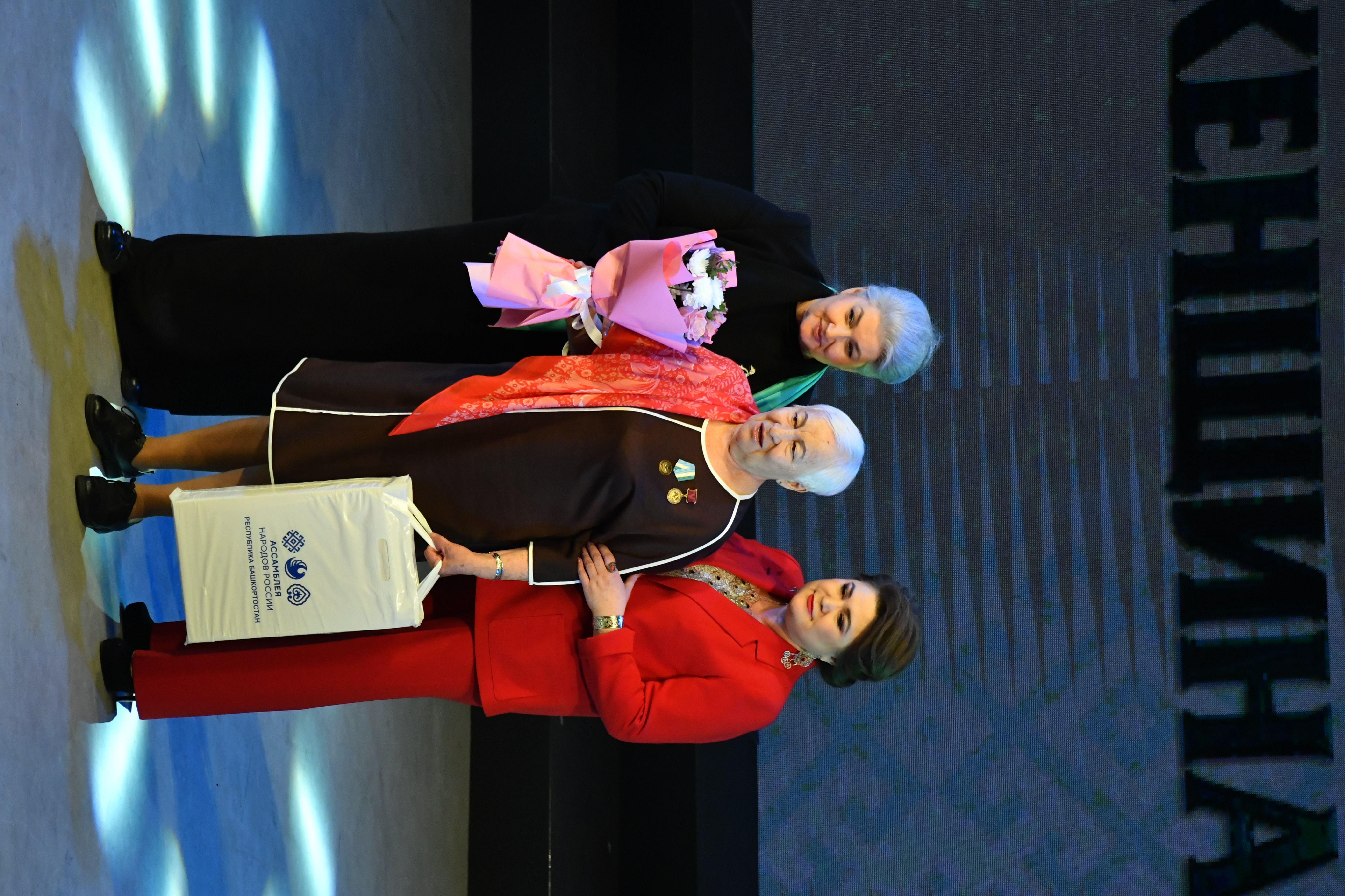 Иң әүҙем, уңған ҡатын-ҡыҙҙарҙы бүләкләнеләр