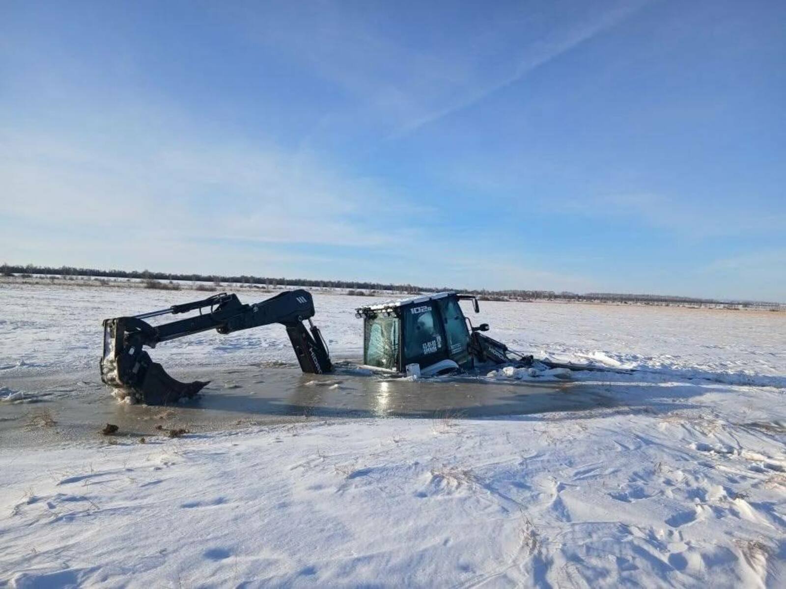 Өс трактор боҙ аҫтына киткән