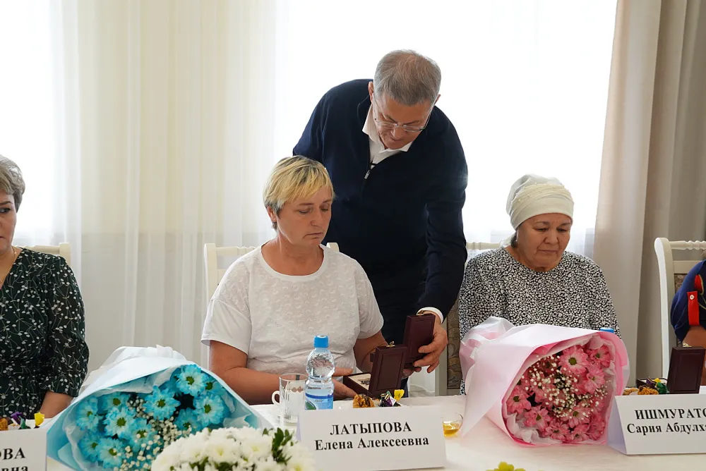 Радий Хәбиров һәләк булғандарҙың ғаиләләренә Генерал Шайморатов орденын тапшырҙы