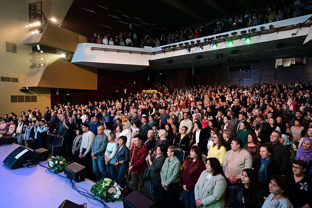 "Ҡурай көнө"ндә Радий Хәбиров Дәүләт ҡурайсылар ансамбленең концертында булды