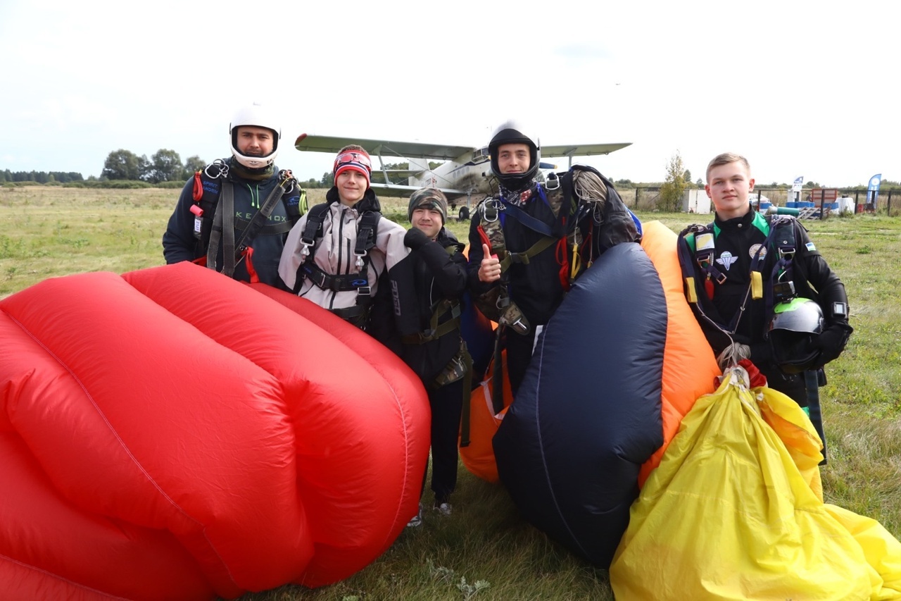 Малайҙар парашют менән һикерҙе