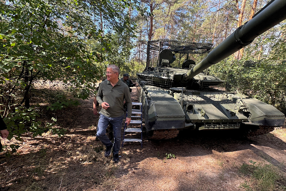 Радий Хәбиров Донбасста «Башҡортостан» полкы яугирҙәре менән осрашты