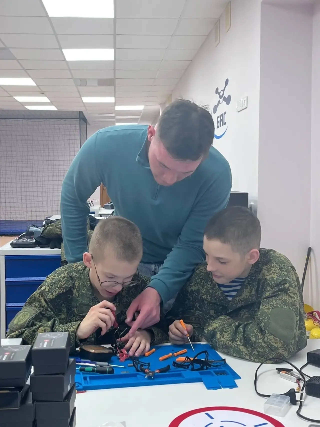 Кадеттар пилотһыҙ авиация системаларын өйрәнә