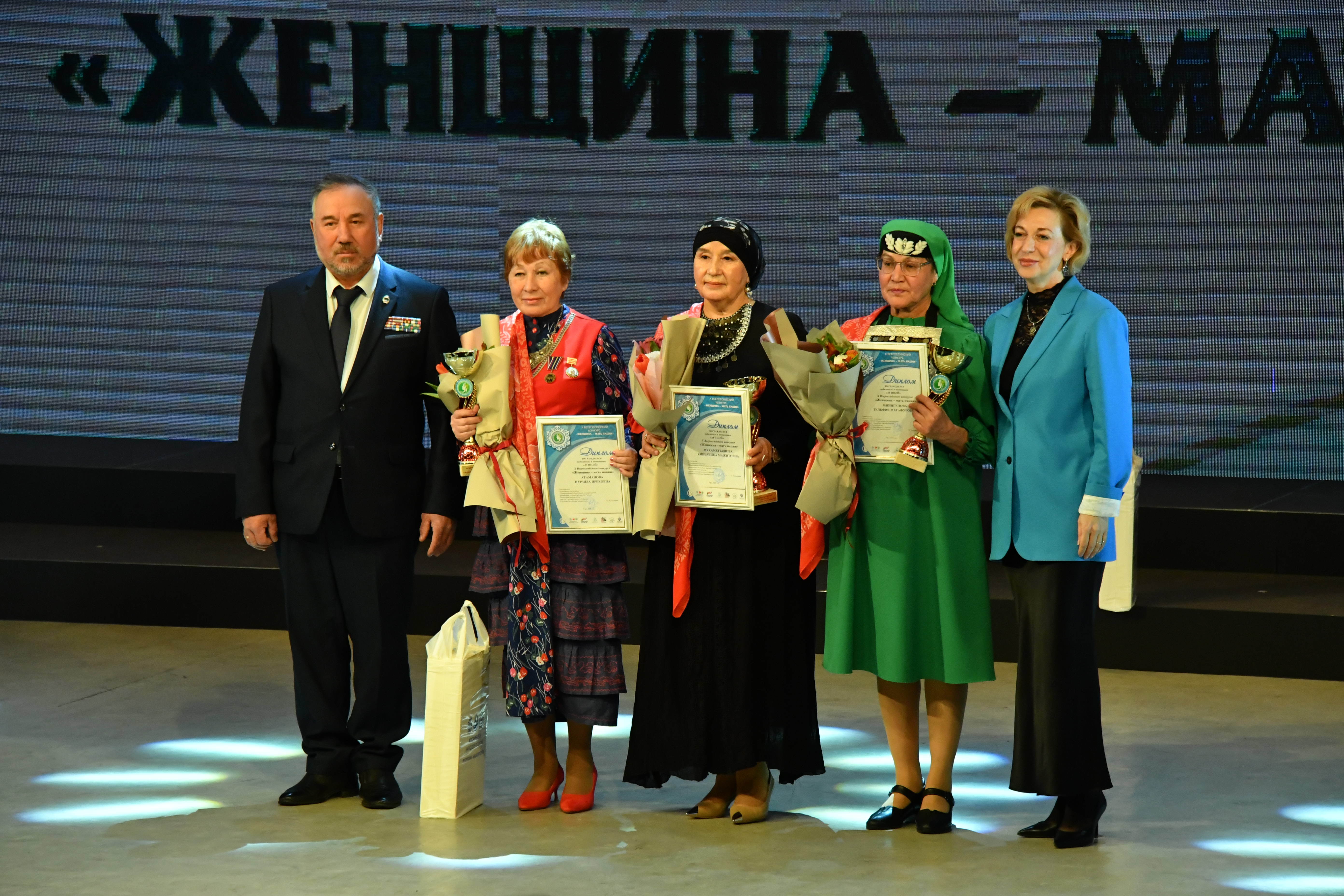 Иң әүҙем, уңған ҡатын-ҡыҙҙарҙы бүләкләнеләр